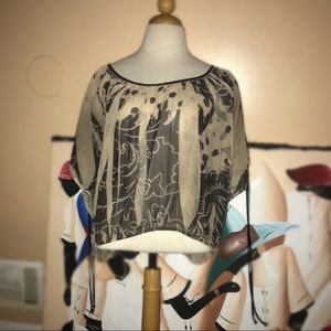 Beautiful Black and Tan printed blouse 🖤